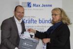 Marketingleiter Dirk Tauchmann und Sekretariatsmitarbeiterin Hiltrud Febert bei der Ziehung der Gewi